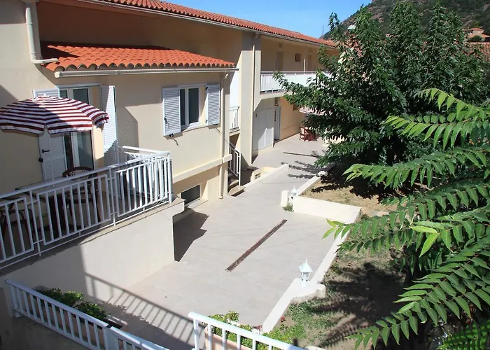 מלון דירות Ideal-subrini 3*